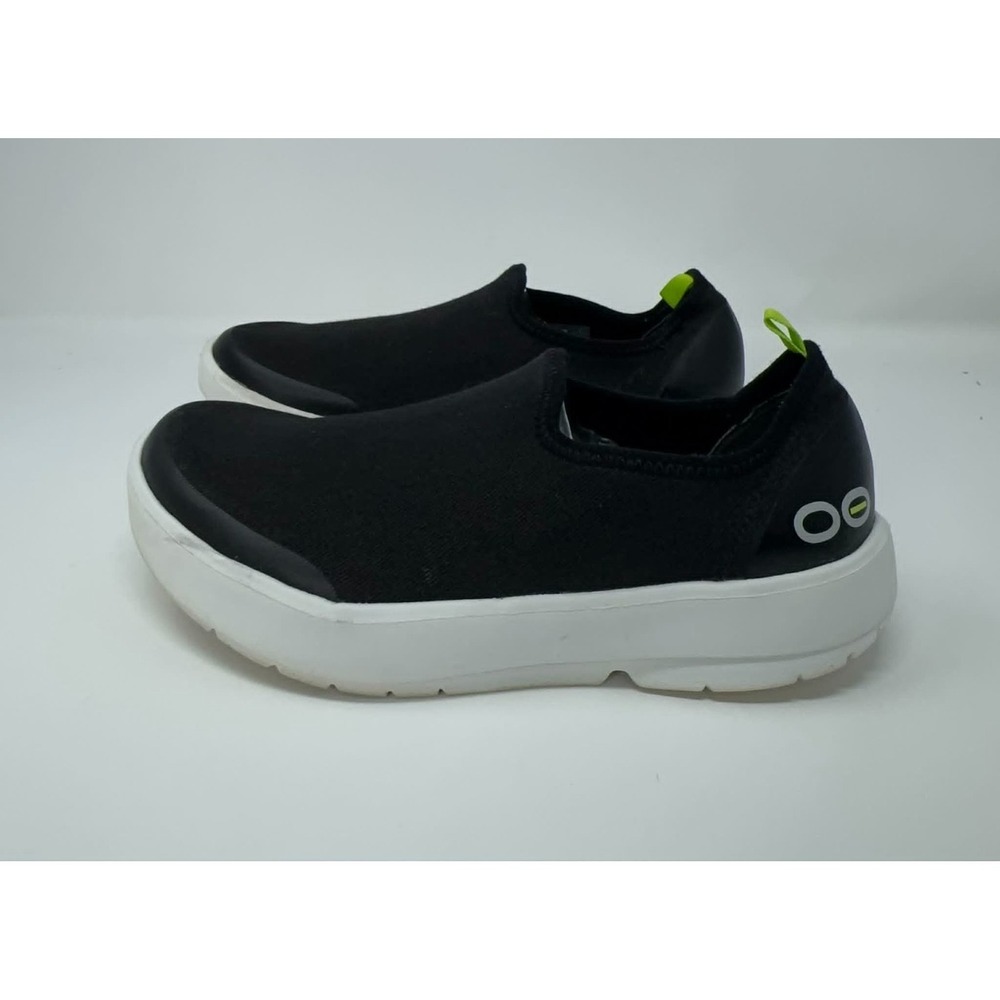 Oofos OOmg eeZee Low Recovery Shoes Women's Size 7 Black White Comfort Slip On